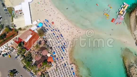 阿伊亚纳帕尼西海滩美丽的地中海海滩鸟瞰图视频的预览图