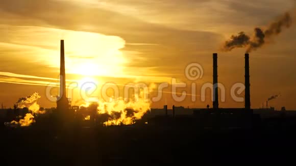 日落时炼油厂和空气污染的时间推移视频视频的预览图