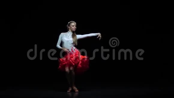 女人跳舞桑巴舞黑暗的背景慢动作视频的预览图