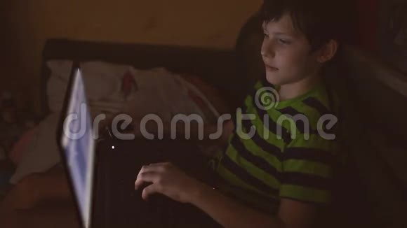 带手提电脑的室内少年上网玩游戏视频的预览图