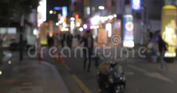 韩国首尔市夜间有照明商店横幅的街道视频的预览图