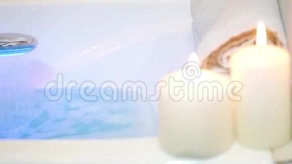 女性手持淋浴头蓝色灯光视频的预览图
