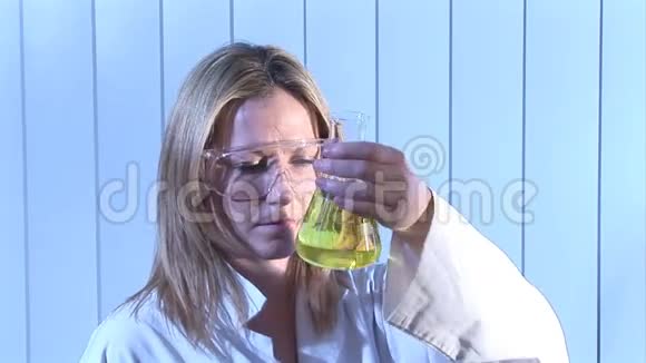 女性化验师的档案视频的预览图