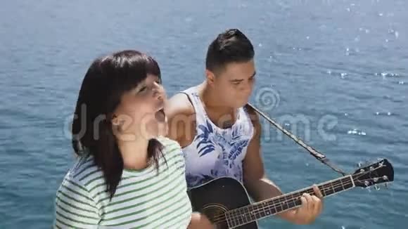 女人和男人用吉他唱一首歌视频的预览图