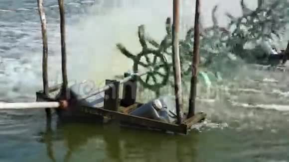 简单的水轮机将氧气带入池塘视频的预览图