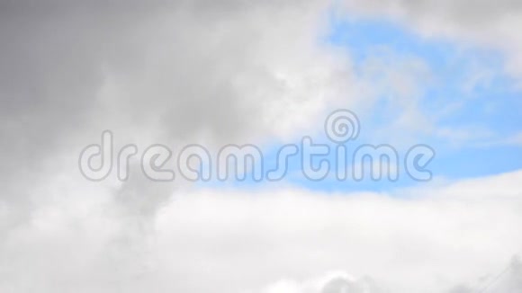 天空中云的快速移动特写视频的预览图