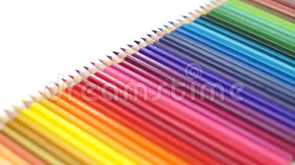女人的手拿起彩色铅笔安排在白色的桌子上视频的预览图