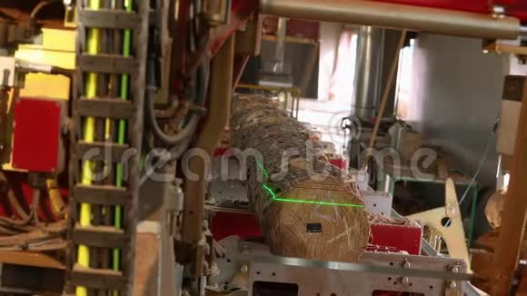 现代锯在锯木厂在木工工厂工作视频的预览图