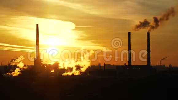 日落时炼油厂和空气污染的时间推移视频视频的预览图