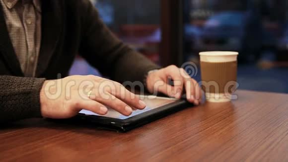 男士手在咖啡厅使用平板触摸屏视频的预览图