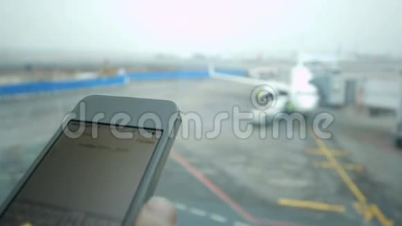 在机场输入智能手机的短信视频的预览图