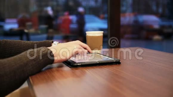男士手在咖啡厅使用平板触摸屏视频的预览图