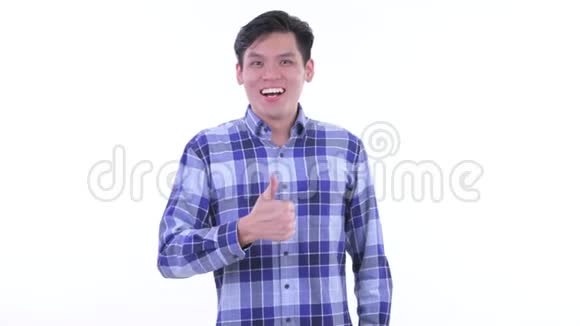 快乐的年轻亚洲潮人竖起大拇指视频的预览图