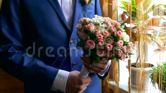 新郎在婚礼桌上举起新娘的花束视频的预览图