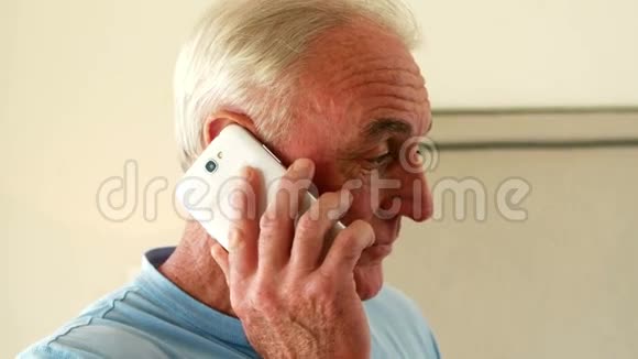 老人在卧室里用手机说话视频的预览图