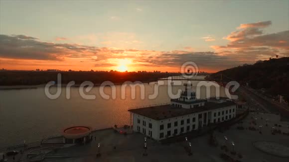 日出时从河港的全景视频的预览图