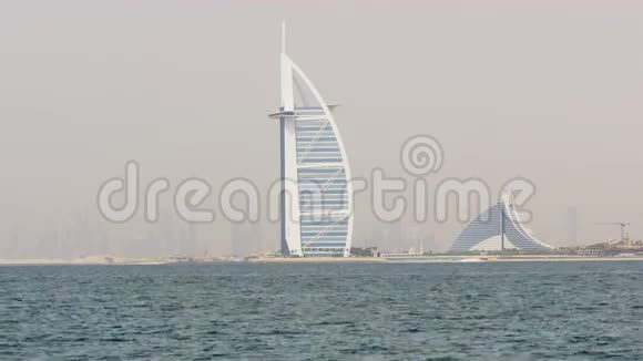 白天轻夏迪拜著名酒店乘船4k阿联酋视频的预览图