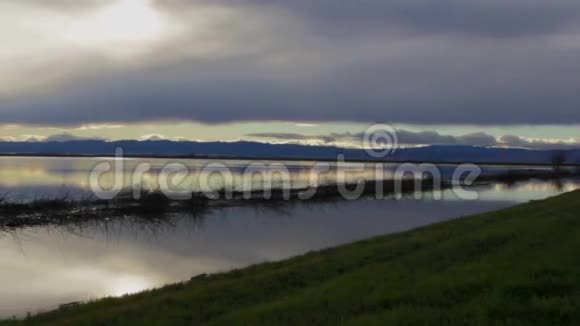 泛滥的和平湖日落和云视频的预览图