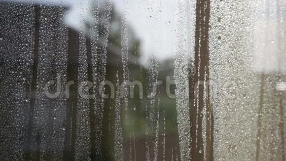 湿窗屋前有水滴视频的预览图