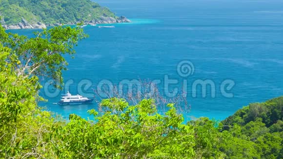 靠近热带岛屿的游艇从山上看泰国西米兰视频的预览图