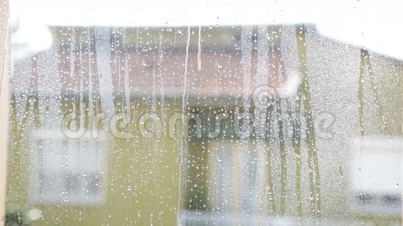 湿窗屋前有水滴视频的预览图