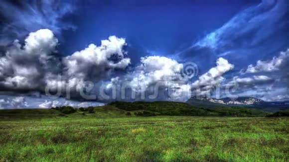 HDR时间推移带云的克里米亚自然景观视频的预览图