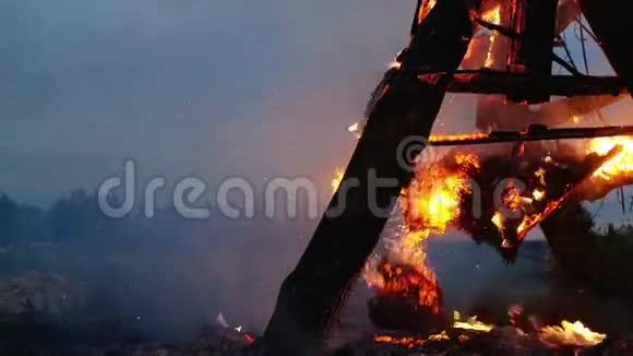 木结构在夜间被火花灼烧视频的预览图