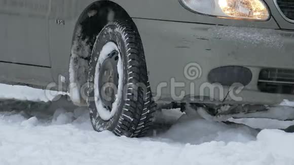 道路上的紧急情况雪上的车轮打滑视频的预览图