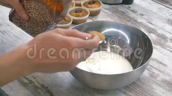 烹饪奶油加入奶油中的红糖视频的预览图