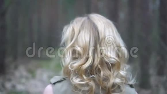 森林里的金发女人视频的预览图