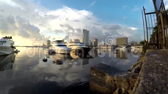 黄昏夕阳下游艇停泊在海岸湾上剪影视频的预览图