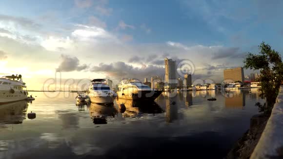 黄昏夕阳下游艇停泊在海岸湾上剪影视频的预览图