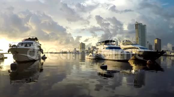 黄昏夕阳下游艇停泊在海岸湾上剪影视频的预览图