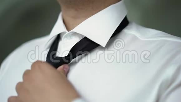人穿上黑色领带视频的预览图