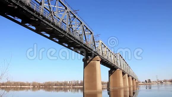 铁路桥梁和货运列车视频的预览图