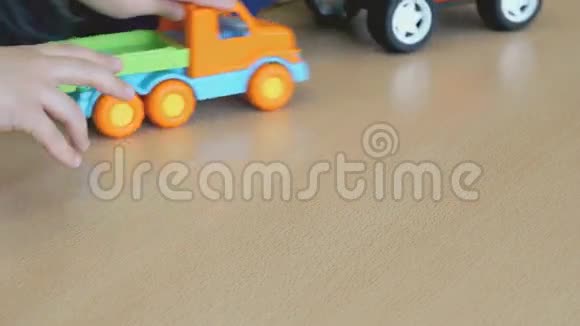 两个男孩在桌旁玩玩具模型车视频的预览图