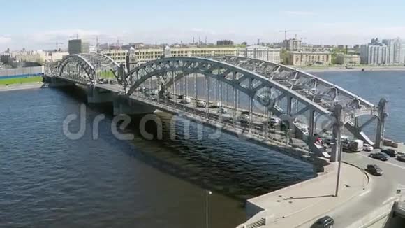 四架直升机在夏季晴天拍摄桥梁河流和道路慢动作视频的预览图