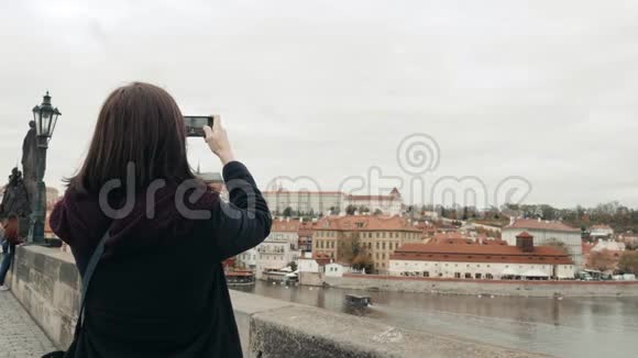 布拉格美丽的年轻女性游客用手机做自拍或拍照旅游理念视频的预览图