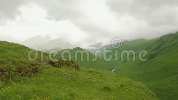 奥塞梯山脉的绿谷景观视频的预览图
