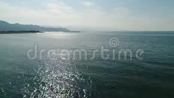 空中无人机飞行平静中撤退蓝色的海洋视频的预览图