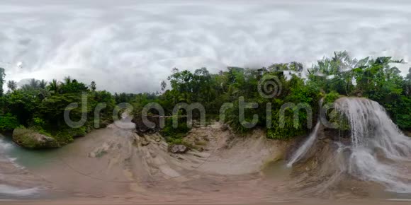 美丽的热带瀑布360VR视频的预览图