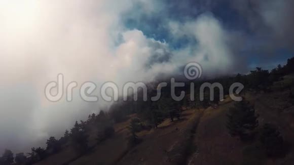 在AyaCape附近的KokiyaKalaKokiyaKayaBash山上空的云层视频的预览图