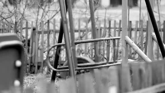 黑白镜头拍摄荒无人烟的废弃贫民区操场秋千视频程式化为老电影视频的预览图