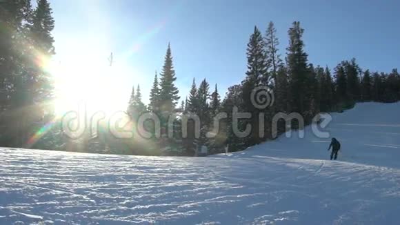 阳光明媚的冬日滑雪坡视频的预览图