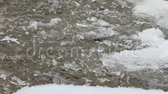 河上的冰流视频的预览图