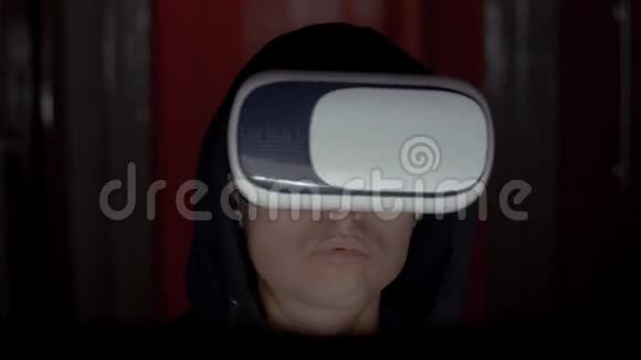 在黑屋里用VR眼镜的罪犯程序员视频的预览图
