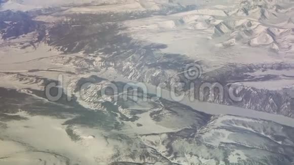 蒙古的鸟瞰山被雪覆盖的春季股票录像视频的预览图