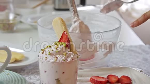 带有草莓和开心果的食品定型奶酪奶油视频的预览图