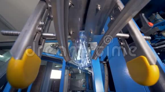 工厂设备装满水瓶视频的预览图
