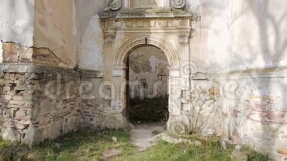 废弃的教堂有阳光和灰色的石头视频的预览图